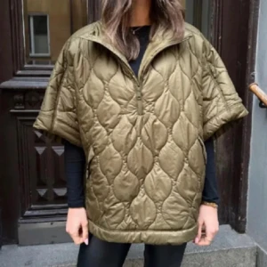 Quiltad Poncho - Säljer denna supersnygga och varma ponchon ifrån H&M!💓 Den är i en snygg olivgrön färg och oversize modell!😇💓 Går att bäras med knäppta sidor som på bilden eller som en bredare siluett!💓 I bra skick knappt använd😇 Säljs inte längre!!💓