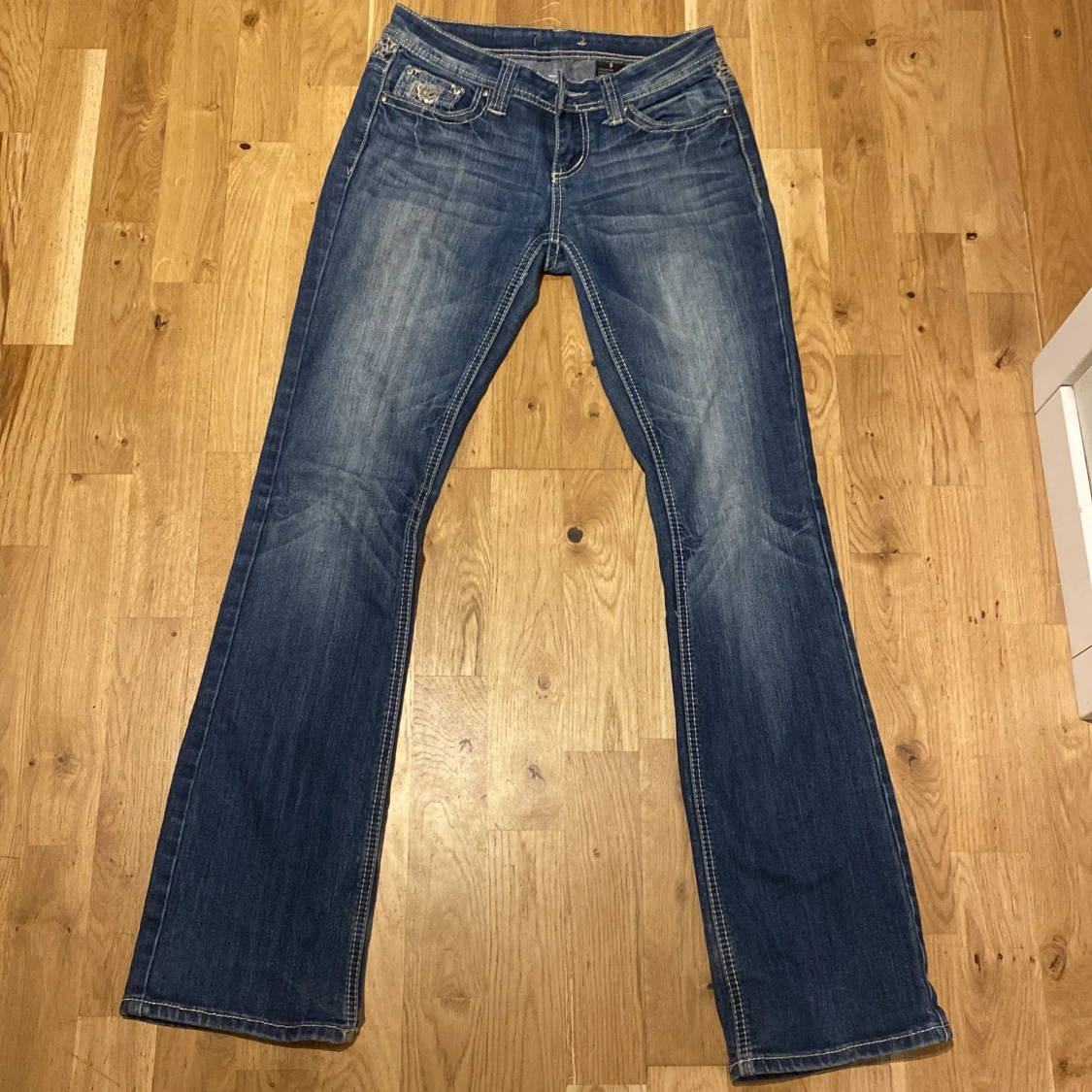 Lågmidjade blå bootcut jeans med spetsdetaljer från Soundgirl - 1
