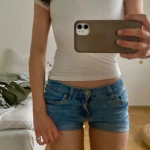 Levi's ljusblå jeansshorts - Säljer ett par jeansshorts från Levis. Sjukt snygga nu på sommaren! OBS, de är uppvikta på bilden, så längden går att justera!🥰