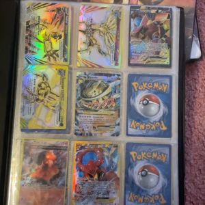 Pokémonkort - Samlarpärm - Fet samlarpärm fylld med glittriga och sällsynta Pokémonkort! Perfekt för dig som älskar Pokémon och vill boosta din samling med coola EX, GX och klassiska kort. En riktig skatt för både nya och erfarna samlare. Fånga dem alla och visa upp din passion!