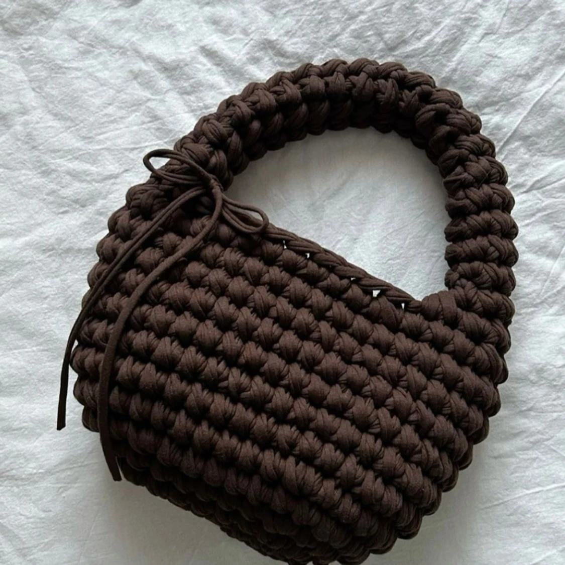 Brun stickad handväska med snörning