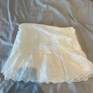 Vit byxkjol med hålbroderier från Zara  - Slutsåld och bara använd 1 gång!