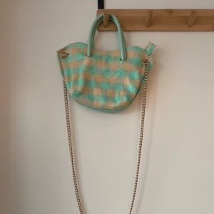 Liten väska från &OtherStories - Superfin axel/handväska i mintgrönt och ljusbeige. Ca 25 cm bred upptill. 