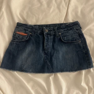 Low waist jeanskjol  - Säljer en mörkblå jeanskjol som tyvärr va för liten för mig🥹 