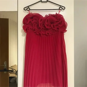 Rosa/röd volangklänning zara - Supersöt klänning från zara i toppenskick🥰400 vid snabbt köp! 