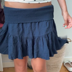mörkblå kjol  - säljer denna as sköna mörkblåa kjol💝den är super skönt material och lätt att styla!