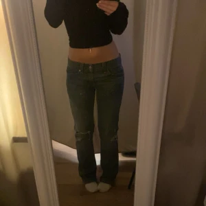 Levis 511 slim jeans blå - Säljer ett par Levis 511 slim jeans i klassisk blå tvätt. Jeansen har låg midja, raka ben och slitna detaljer vid knäna. Tillverkade i jeansmaterial med fem fickor och dragkedjegylf. Passar mig som vanligtvis har xs-s i jeans. Köpta för: 1299 kronor