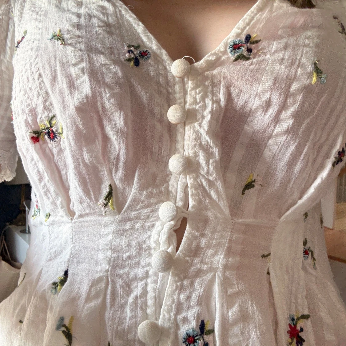 Vit blommig blus med knappar - 2