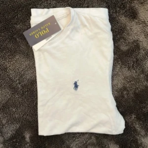 T-shirt Från Ralph Lauren - En tvär fet ralph lauren t shirt! Perfekt för sommaren! Storlek: S | Skick: Nyskick | Passform: slim | Hör av dig om du har frågor, etikett finns ej kvar 🤙 ✌️