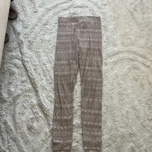 Mönstrade pyjamas byxor från H&M XS - Supersköna pyjamas byxor från H&M i beige med vitt mönster. Byxorna har elastisk midja och är tillverkade i en mjuk bomullsblandning med polyester och elastan. 