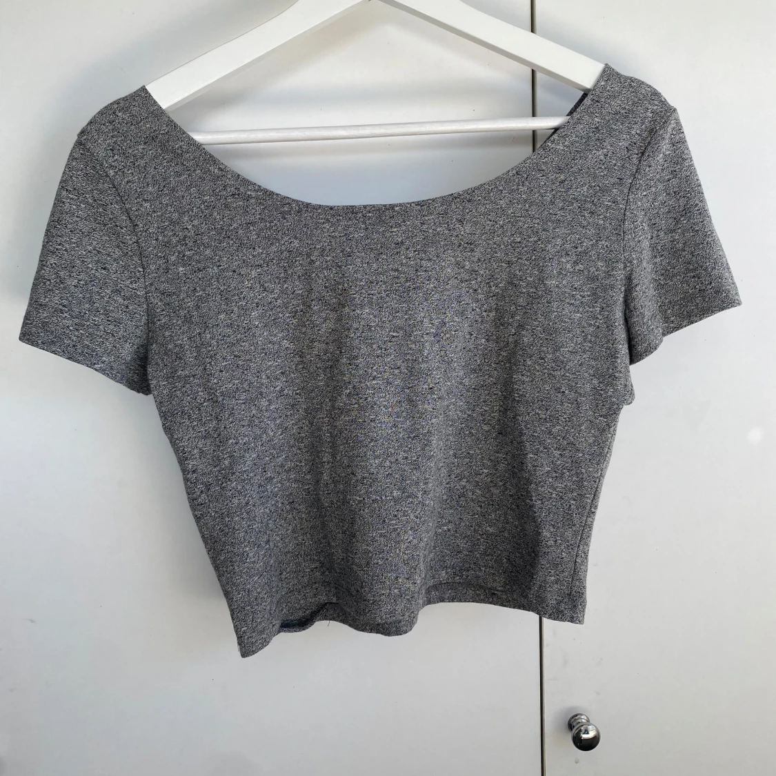 Grå croppad topp med tryck - 2