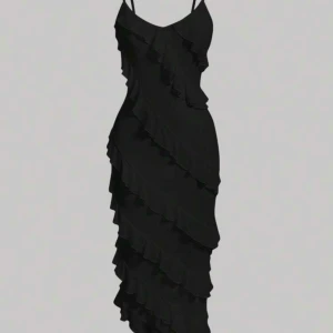 Svart långklänning med volanger - Supersnygg svart långklänning med smala axelband och volangdetaljer som går diagonalt över hela klänningen. Figurnära passform och v-ringad halsringning ger en elegant och trendig look.