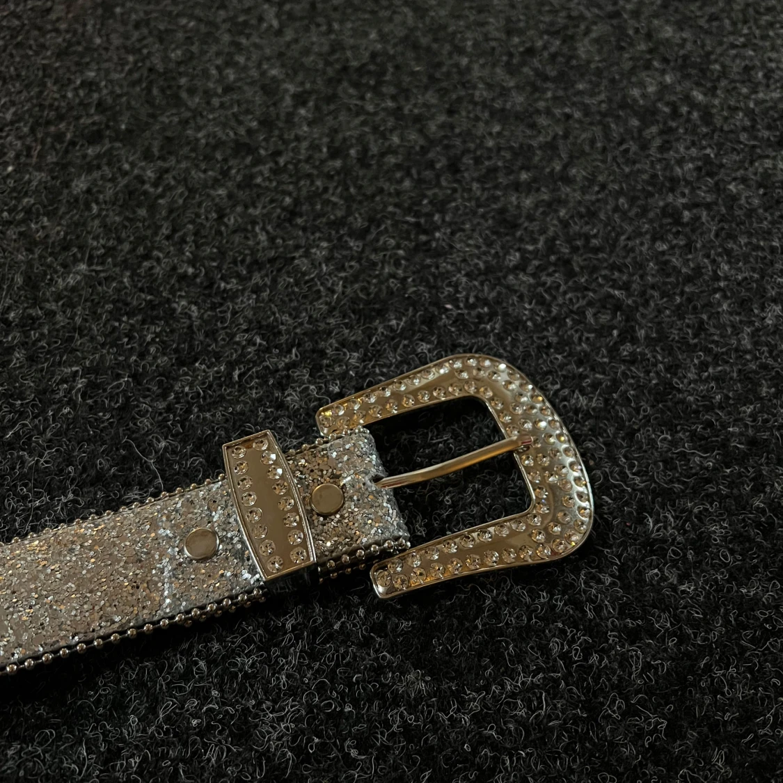 Glittrigt silverbälte med strassdetaljer - 1