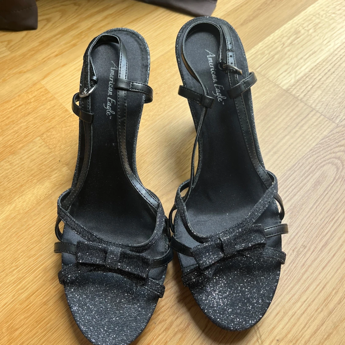 Glittriga svarta sandaler med klack - 2