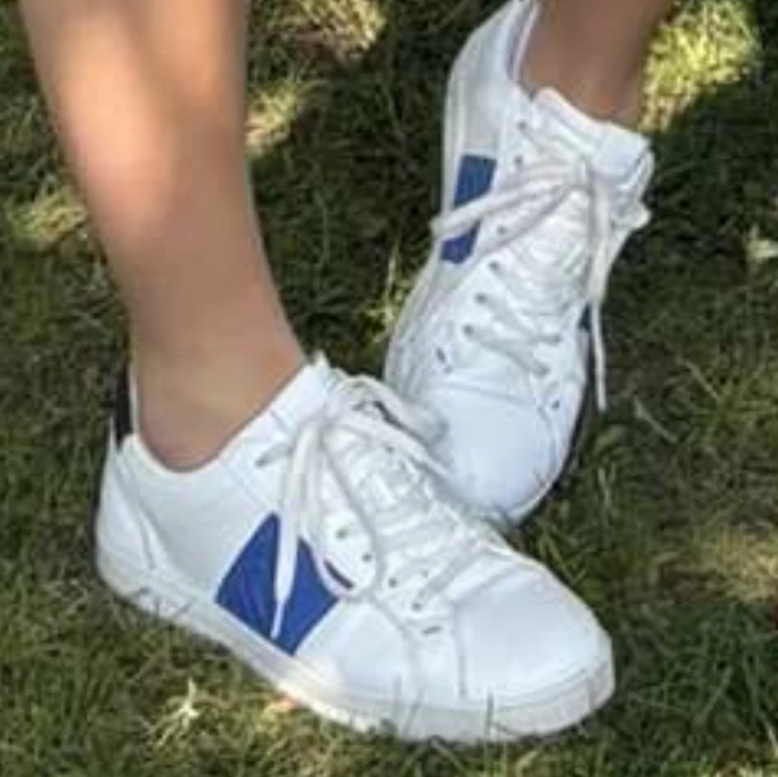 Vita sneakers med blå detalj - 1