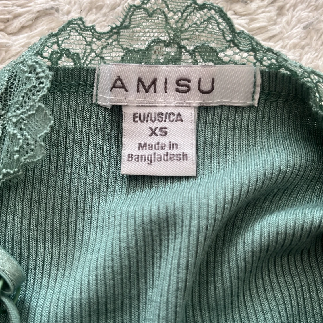 Grön ribbad linnetopp från Amisu - 2