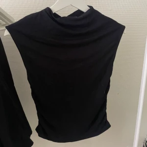 Svart stradivarius topp - Topp med hög hals från Stradivarius. Knappt använd, storlek S.