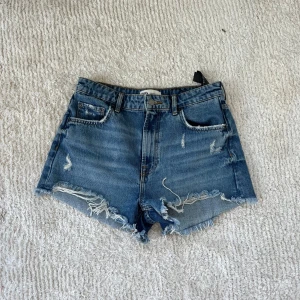 Blå jeansshorts från Zara - Snygga blå jeansshorts från Zara, använda en gång. Storlek 38, har likadana i svart också