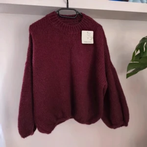 Vinröd stickad mohair tröja  - Mysig vinröd stickad tröja med rund hals och breda, långa ärmar. Den är inte ny då jag dragit bort lappen och använt tröjan 2 gånger 