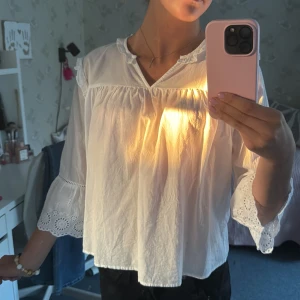 Vit blus med halv ärmar - Vit blus med halva ärmar och spets❣️. V-ringad i strl 170 från Gina Young. Tunt linne tyg med mycket små detaljer❣️. 