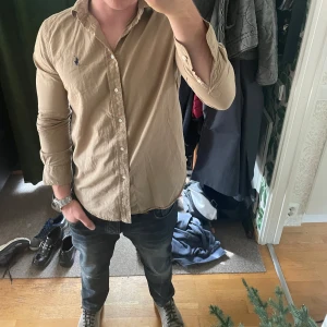 Ralph Lauren skjorta - Säljer denna riktigt feta Raffe skjorta, perfekt till sommaren! Storlek M men passar som S. Den är i mycket fint skick och är endast använd enstaka gånger, tyvärr för liten på mig. 