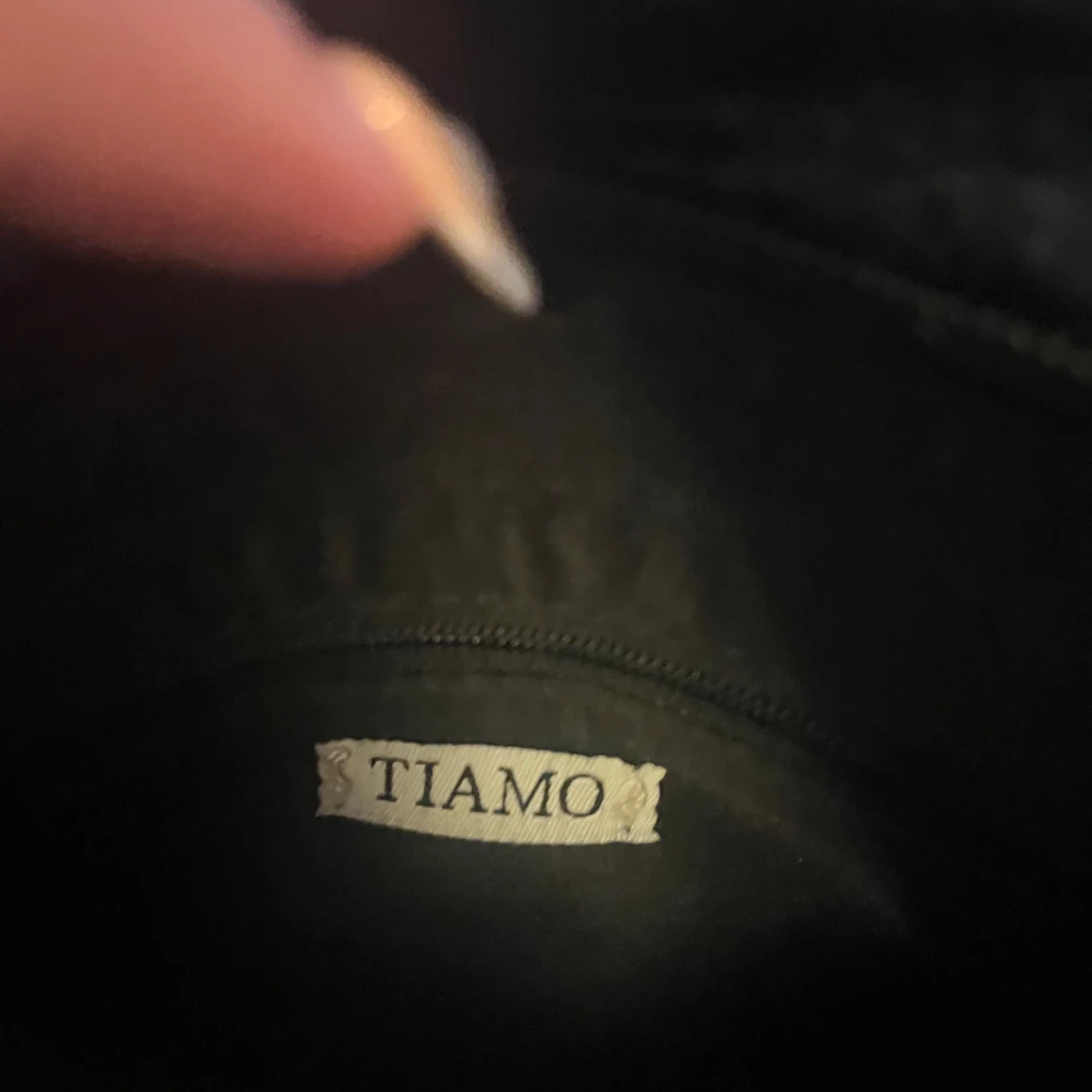 Svart axelväska med kedja från Tiamo - 3