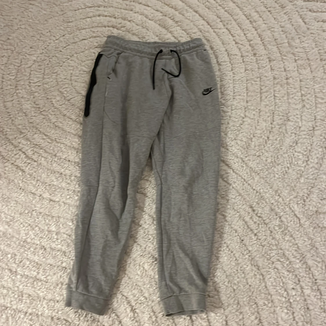 Grå mjukisbyxor från Nike