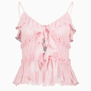 Rosa volangig linnetopp med knyt - Supersöt ljusrosa linnetopp med tunna axelband, volangdetaljer och knyt framtill. Toppen har romantiska rysch och en luftig, plisserad känsla som gör den perfekt för varma dagar.