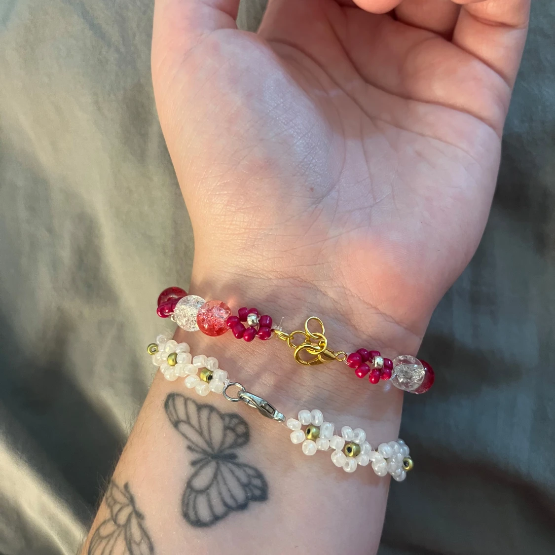 Rosa och vita pärlarmband med blommor - 2