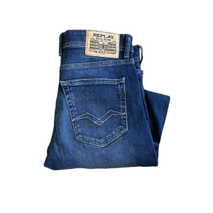 Replay Grover jeans  - Snygga blå jeans från Replay, modell Grover med straight fit. Klassisk femficksdesign, tydliga sömmar på bakfickorna och läderpatch med Replay-logga i midjan. Jeansen är i ett mjukt bomullsmaterial och har en stilren, tidlös look. Längd ca 104cm. Jag skickar ej bild när jag bär plaggen och jag vet ej vilken längd och vikt de passar då jag inte prövar kläderna jag säljer 😃