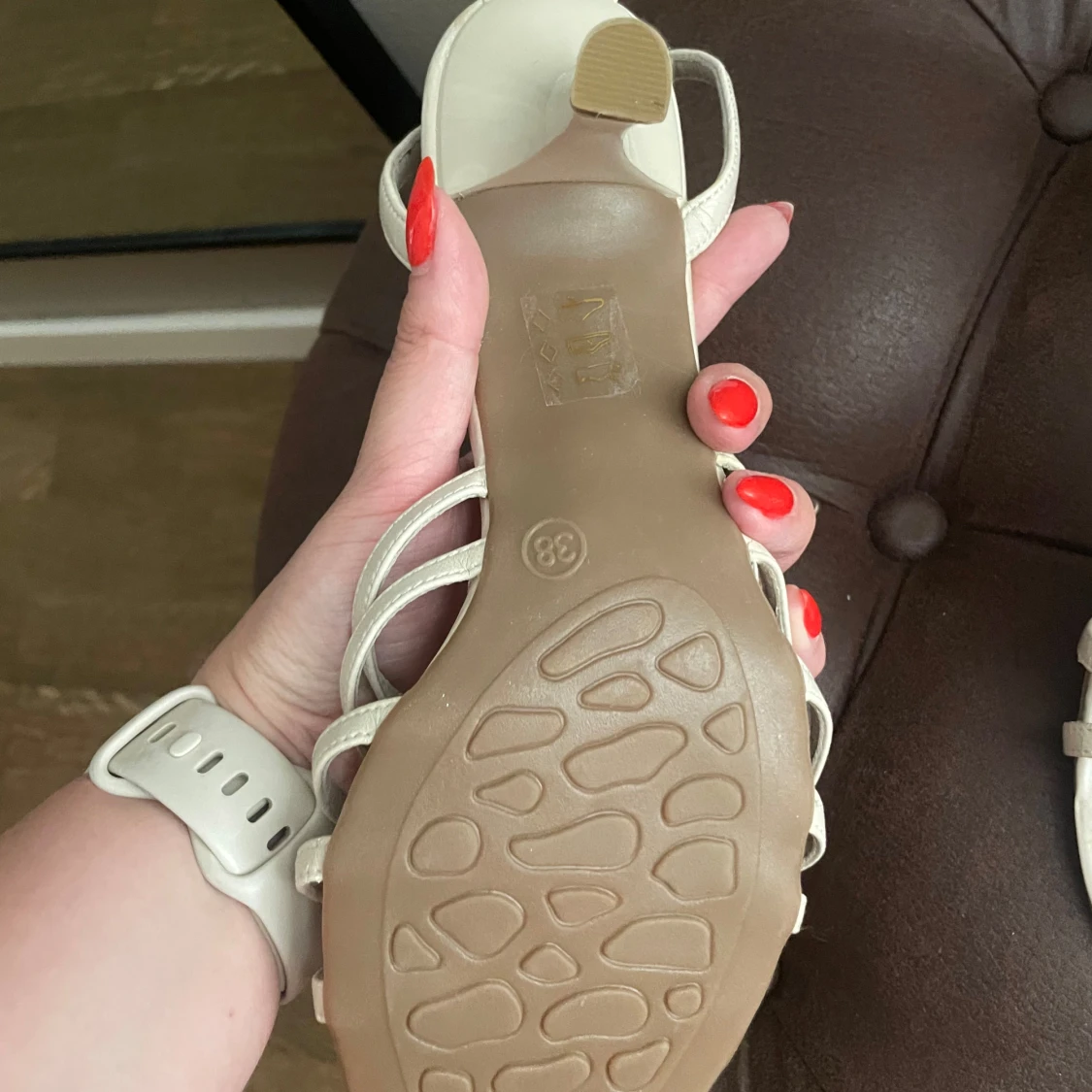 Beige sandaler med klack och blomdetalj - 1