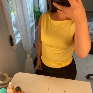 Gul ärmlös linnetopp - Snygg gul ärmlös linnetopp. Väldigt fint skick ❤️❤️