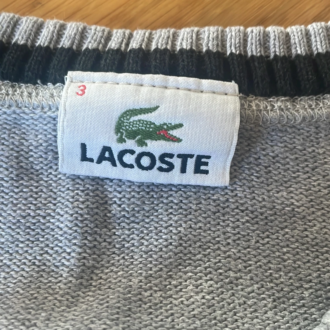 Grå stickad Lacoste tröja - 2