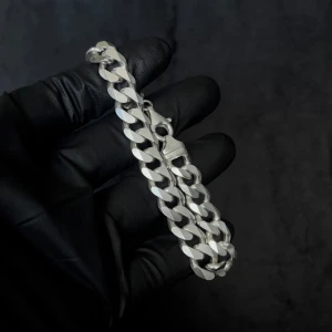 Tung Pansarlänk Armband Äka 925 Silver - Tungt och tjockt diamantslipat pansarlänk armband i massivt 925 silver, 22cm lång och 11mm bred. Väger hela 44.85g! Stämplad och klar.