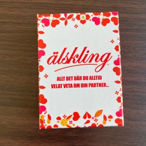 älskling – spelkort - Ett roligt och färgglatt frågespel för par! Perfekt för att lära känna varandra bättre och skapa spännande samtal. Spelet innehåller frågor som hjälper er att upptäcka nya sidor hos varandra och ha kul tillsammans.