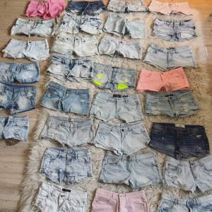 MASSA LÅGMIDJADE SHORTS - Lägger upp separata annonser imorgon så följ för att inte missa! Har nu fått in supermånga shorts (troligtvis sista för i år så passa på och köp! Priserna varierar mellan 200-500kr styck beroende på märke osv och storlekarna är från 32-38 alltså xxs-m 💕💕 man får även gärna skriva ifall det är några speciella man är intresserade av så kan jag prioritera att lägga upp de💕 ALLA SHORTS ÄR LÅGMIAJDE!!!
