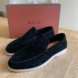 Svarta Loro Piana Summerwalk Loafers  - Stilrena svarta loafers från Loro Piana i mjuk mocka Perfekta för dig som gillar en clean och lyxig look. Dom är helt nya och oanvända i storlek 43. Vid frågor eller funderingar skicka ett pm, Mvh