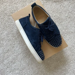 Christian Louboutin skor - As feta loubs i storlek 40,5 men skulle uppskatta som 41/41,5 , bra skick inga stora defekter förutom mockan är lite borta på vissa ställen men de inget som stör när dom väl är på(kolla sista bild) kom privat vid frågor eller fler bilder. Allt på bild 4 ingår inget annat! Självklart äkta, Möts helts upp i Stockholm !