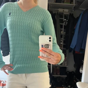 Turkos tröja  - Jättefin tröja från USPA, så skön o fin färg. Säljer pga aldrig använd. Storlek 12-13 år men passar xs/s. Passar till vardags men också andra tillfällen. Hör av er för frågor. 😊