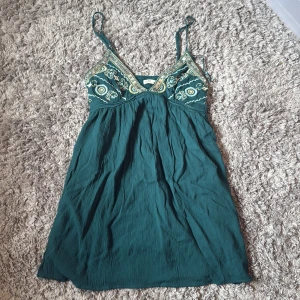 Grön kortklänning med broderi pull&bear - Supersöt grön kortklänning med tunna axelband och v-ringning, snygg detalj med broderi! Passar perfekt som strandklänning/ söt sommar klänning 💚🩵