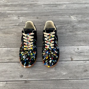 Maison Margiela paintsplater  - Svarta maison margiela paintsplater i storlek 42 skorna är i extremt bra skick box och dustbags ingår, skriv privat för fler bilder och vid minsta fundering. Kan gå ner i pris vid snabb affär.