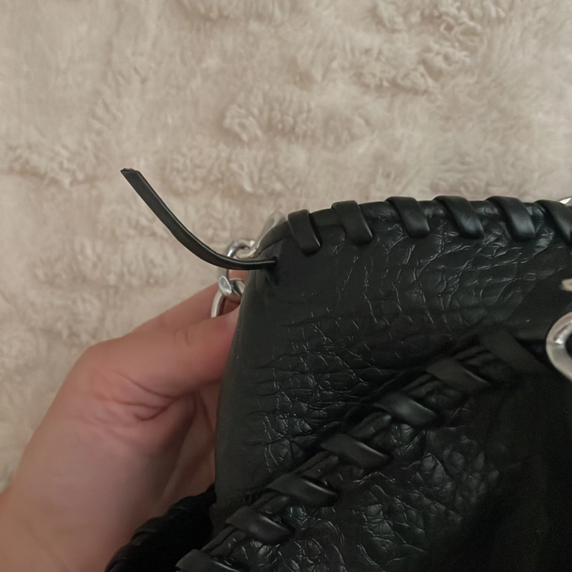 Svart axelväska med kedjedetaljer - 2