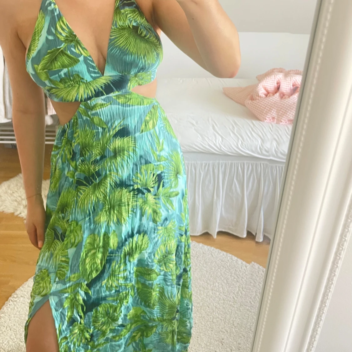 Grönblå långklänning med tropiskt mönster