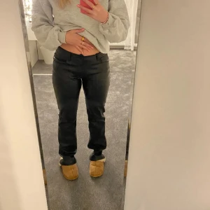 Svarta skinnbyxor - Säljer dessa jättesnygga och stilrena svarta skinnbyxor från Bikbok😍 supersköna i materialet och är raka/straight i modellen. De är lågmidjade/midrise i midjan! använda ett fåtal gånger och är i nyskick💕 nypris 500kr, pris går att diskuteras vid snabb affär🥰