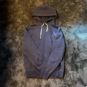 Polo Ralph lauren hoodie  - Ralph lauren hoodie i nytt skick. Köpt på Zalando. Storlek S. Dm vid mer info samt bilder vid intresse.