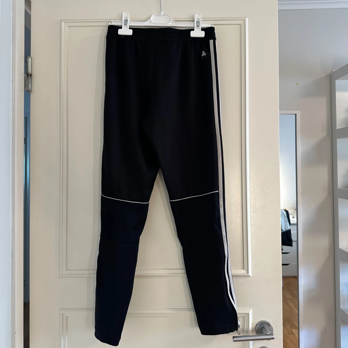Svarta Adidas träningsbyxor med dragkedja - 2
