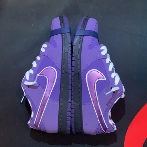 Nike SB Dunk Low x Concepts Purple Lobster - Med låda och alla accessoarer, köpta för 5500 och testade en gång/nytt skick. Fråga gjärna om fler bilder eller om minsta undringar. Tar emot lägre bud.👍