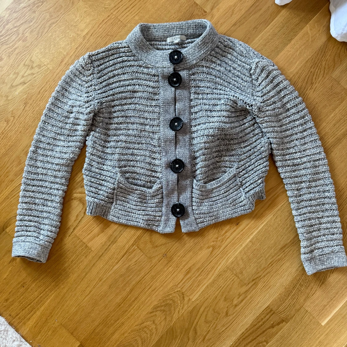 Grå stickad kofta - 2