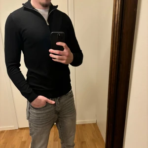 Matinique Zip - Svart half zip från Matinique i merino 100%