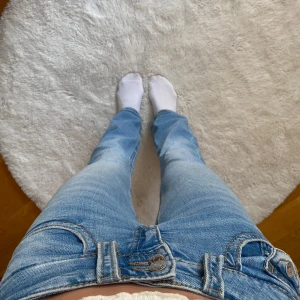 Bootcut jeans från Gina Tricot - Snygga ljusblå bootcut jeans från Gina Tricot med dubbla knappar i midjan och klassiska fickor fram och bak🥰.